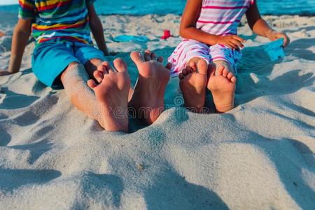 脚向小孩-男孩和女孩-比赛和s和向海滩照片