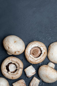 双孢蘑菇新近刨切的蘑菇蘑菇,将切开脚,双孢杆菌落叶松蕈照片