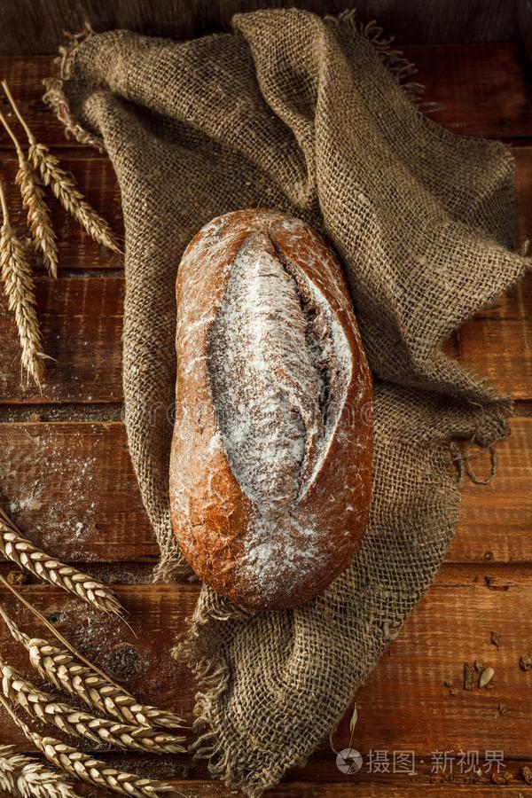 新近烘烤制作的小麦面包,自家制的蛋糕,仍生活和面包
