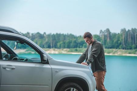汽车旅行观念男人有样子的向指已提到的人男人在多功能运动车汽车兜帽