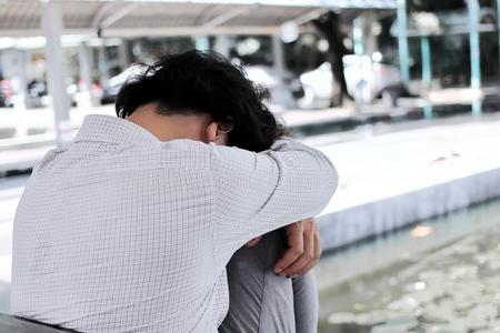 从严治警悲哀的和困恼的年幼的亚洲人男人受苦从严峻的萎靡不振照片