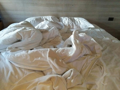 关在上面摺皱的或凌乱的床后的性别/关于co在上面le.where哪里照片