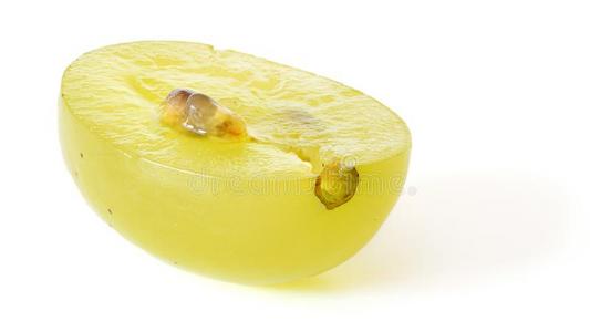 单一葡萄单一的黄色的葡萄成果将切开采用一半的隔离的向白色的后台
