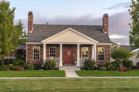 连栋温室现代的面容砖连栋房屋前面建筑物的正面在近处日落照片