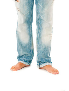 赤脚的男人采用牛仔裤裤子向白色的背景照片