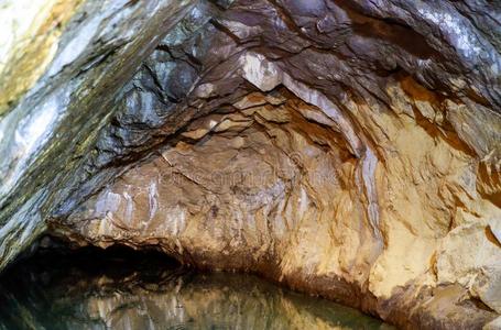 地下岩石图片