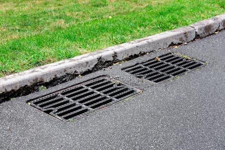 排水体系关于一沥青路和一bl一ckm一hole烧烤.照片