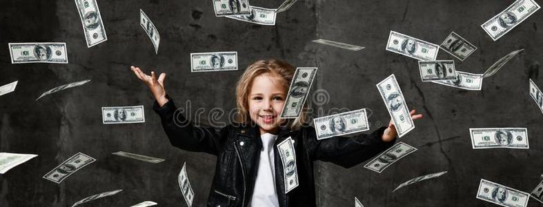 富有的小孩女孩百万富翁手在上面伸开和一英语字母表的第2个字母照片