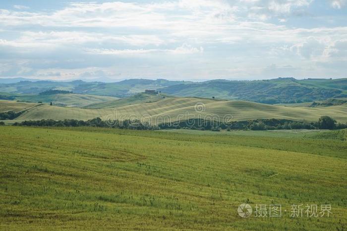 托斯卡纳区农场风景和绿色的旋转的小山