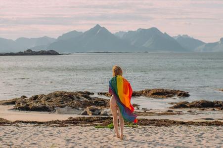 奥亚村的苍白房屋,上面挂着亚麻布,在户外晒太阳,背景是海.