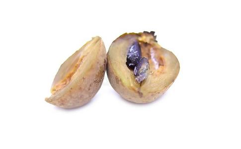 人心果成果将切开进入中一件和种子采用白色的背景照片