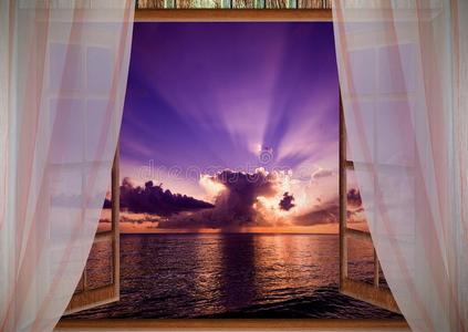 敞开的窗和海日落看法照片