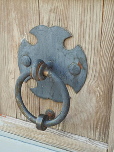 酿酒的门拍打器向一木制的门照片