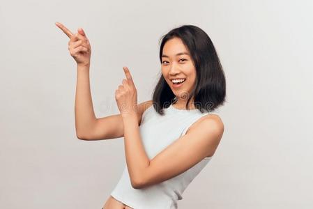 复制品空间黑头发的妇女弄尖手指向空的位照片