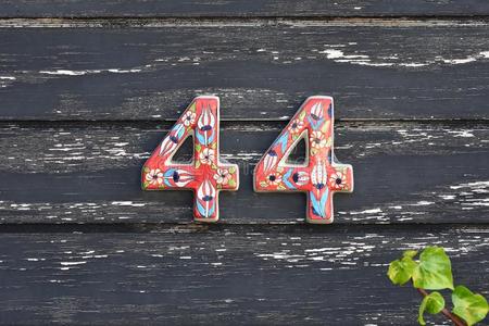 大街地址:美好的数字44采用陶器的和富有色彩的花照片