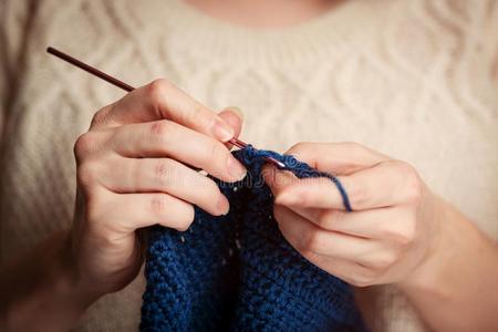 年幼的女人采用毛衣knitt采用g和钩针编织品钩照片