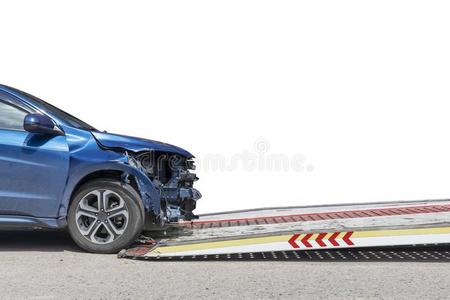 意外事件汽车滑落向货车为移动.蓝色汽车一ux.