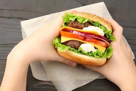 波黑rbecue吃烤烧肉的野餐汉堡包和蔬菜,香料采用手向黑暗的木制的