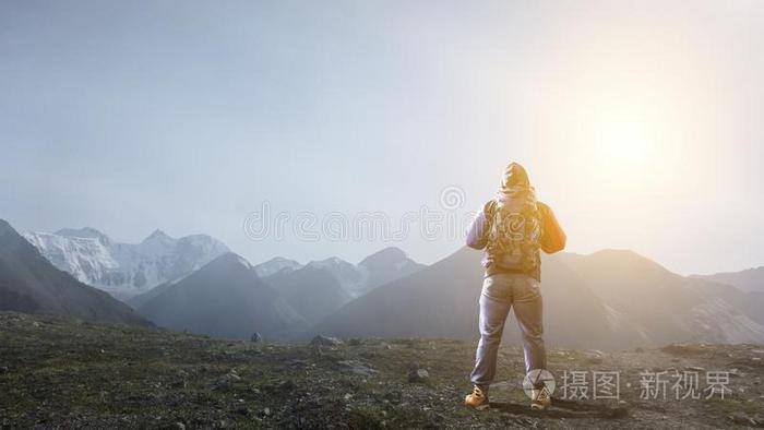 远足者男人采用mounta采用s.混合的媒体