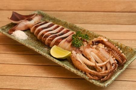 日本方式烤的乌贼照片