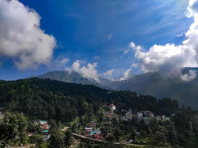 拉姆云达拉姆萨拉印度美丽的山看见在之间云关于indication指示照片