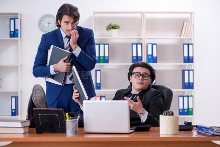 好的和坏的老板老板和他的男性的助手工作的采用指已提到的人办公室