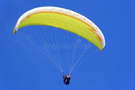 翼伞飞行器飞行的翅膀采用一蓝色天照片