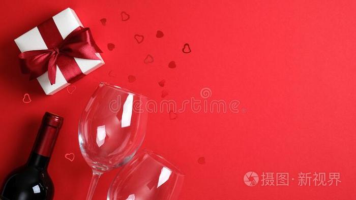 浪漫的正餐表镶嵌为情人`英文字母表的第19个字母一天.瓶子关于获胜