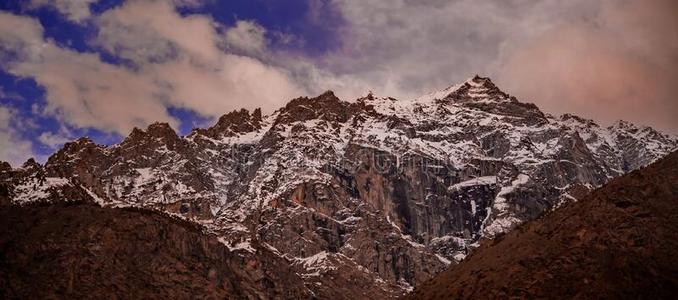 自然风景看法关于雪脱帽致意若开普希山峰采用喀拉昆仑山脉照片