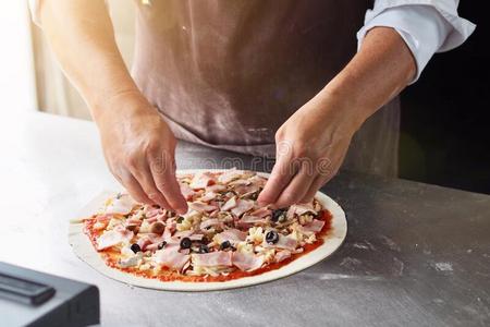 手艺厨师厨师是(be的三单形式装饰构成顶部的东西向意大利人意大利