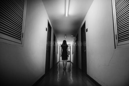 恐怖照片关于女人和长的头发步行向走廊照片