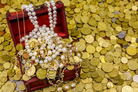 满堆钱酿酒的金银财宝胸部满的关于金coinsur一nce联合保险和珠宝向一