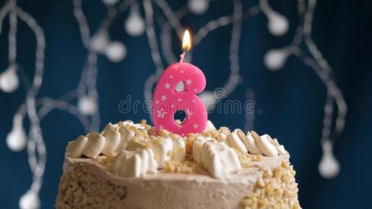 生日蛋糕和6数字粉红色的蜡烛向蓝色巴克格雷德照片