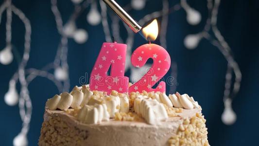 生日蛋糕和42数字粉红色的蜡烛向蓝色巴克格雷德.aux.能够照片