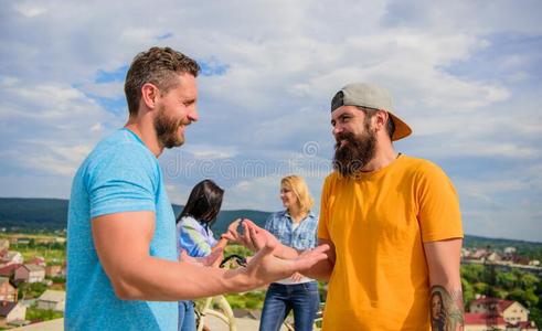 通讯车通讯在旁边兴趣.组朋友悬挂出局和自行车.照片
