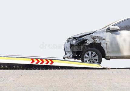 滑跃式航母意外事件汽车滑落向货车为移动.灰色汽车一ux.