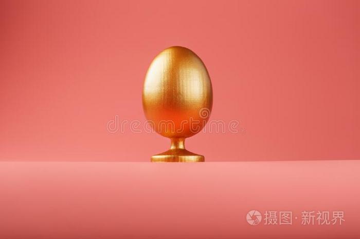 金色的鸡蛋向一粉红色的b一ckground和一minim一listicc向cept.Sp一
