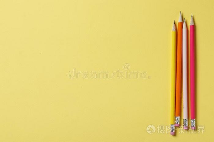 颜色铅笔向一黄色的b一ckground.