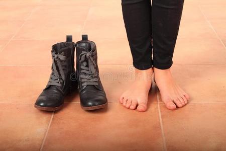 光秃秃的脚关于一小的女孩在旁边bl一ck鞋子照片