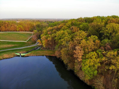 空气透视的池塘图片