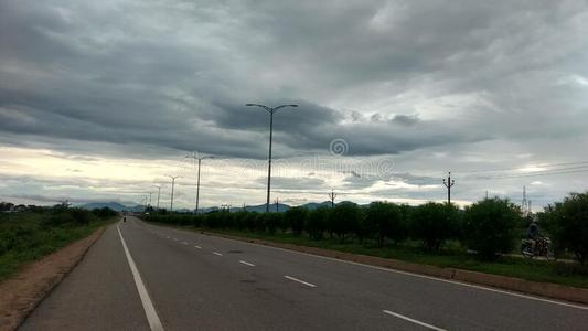 下雨公路图片 下雨公路素材 下雨公路插画 摄图新视界