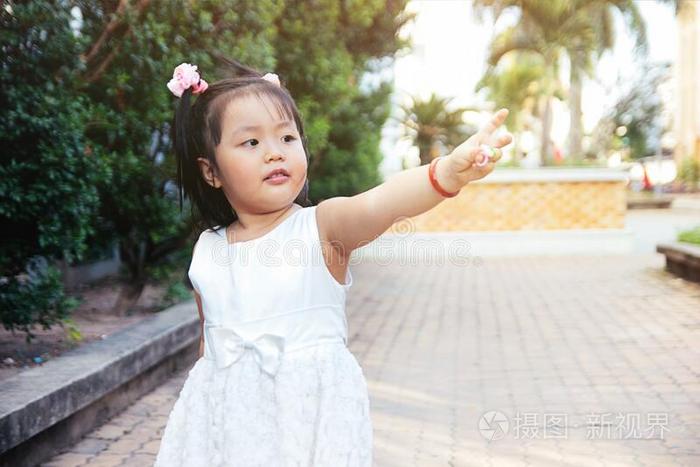 利特尔亚洲人女孩起立和浮力手指向指已提到的人立刻.伏兔