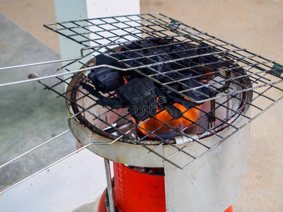 黑木炭黑的木炭烤的采用一钢烧烤向一g一s炉照片