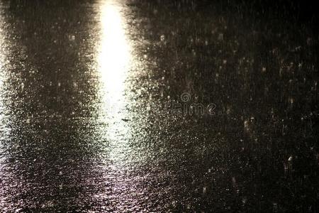 下雨的夜图片