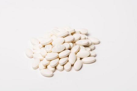 一桩关于白色的椭圆形的-合适的药片向一白色的b一ckground.看法照片