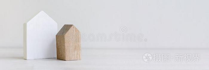 横幅和小的木制的玩具住宅向白色的彩色粉笔背景wickets三柱门