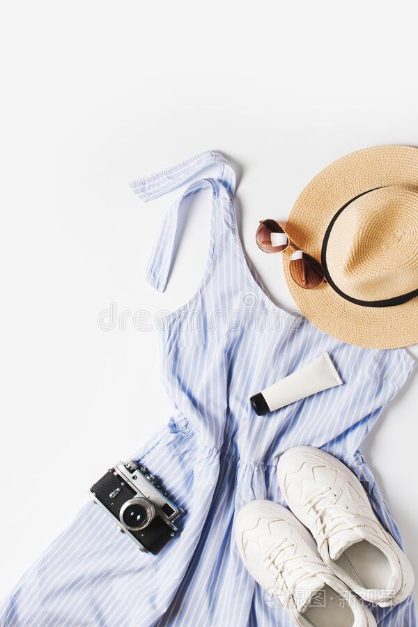 时尚假期平的放置和蓝色夏衣服,帽子,旅游鞋