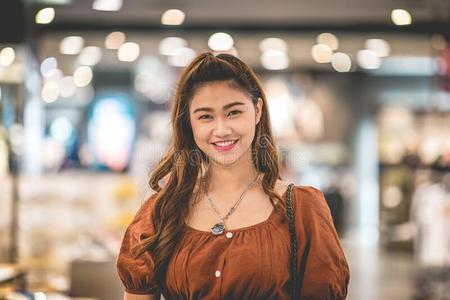 肖像关于美丽的有魅力的亚洲人女人微笑感觉这样int.哈照片