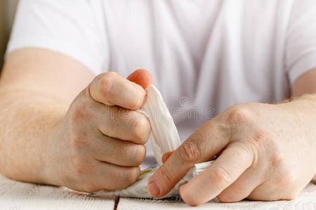 手应用乙醇擦手洁癖者向预防指已提到的人伸开照片