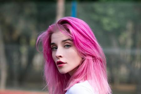 肖像感觉的女孩和粉红色的头发和蓝色眼睛使摆姿势太棒了照片